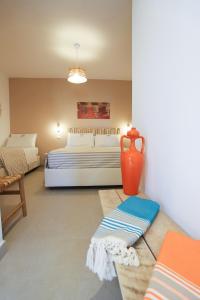 un dormitorio con una cama y un jarrón dentro en Casa Flora - Bed and Breakfast en Torre San Giovanni Ugento