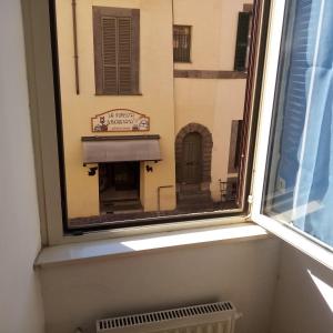 ventana con vistas a un edificio en "In Centro" en Campagnano di Roma
