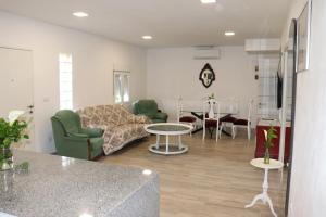- un salon avec un canapé et une table dans l'établissement Vixía do Val, "Eclectic", à Mos