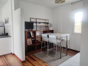 - une cuisine avec une table et des chaises dans la chambre dans l'établissement APARTAMENTO LEMMON TREE, à Santa Brígida
