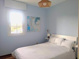 1 dormitorio con cama blanca y ventana en APARTAMENTO LEMMON TREE, en Santa Brígida