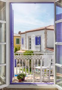 ventana con vistas a un balcón en Panda Alacati Hotel, en Alacati