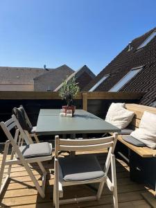 une table et deux chaises assises sur un balcon dans l'établissement Penthouselejlighed midt i Vejle, à Vejle