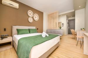 Ένα ή περισσότερα κρεβάτια σε δωμάτιο στο Nicolas Grand Suites, Adults Only