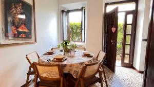 een eetkamer met een tafel en stoelen bij Sopravento Lake View- La Breva in Dorio