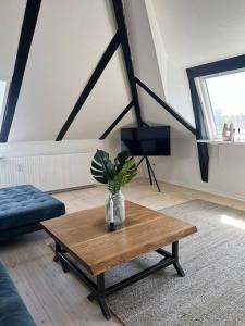 ein Wohnzimmer mit einem Couchtisch und einem Sofa in der Unterkunft Penthouselejlighed midt i Vejle in Vejle