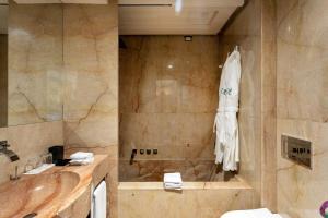 łazienka z wanną i umywalką w obiekcie Grand Hotel Des Etrangers w Syrakuzach