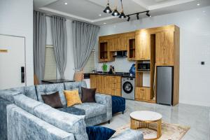 Η κουζίνα ή μικρή κουζίνα στο NIFEWAT APARTMENT,Rennes suite 2bedroom apartment with gym,pool, WiFi,Netflix,bar and sitting out area