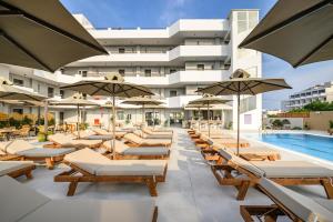 Bazén v ubytování Nicolas Grand Suites, Adults Only nebo v jeho okolí