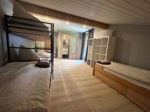 レオガングにあるHaus Tirolのベッドルーム1室(二段ベッド2組付)、廊下が備わります。