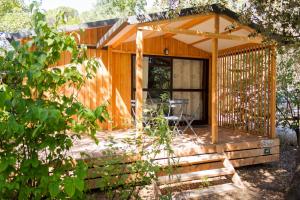 达迪利CityKamp Lyon的小木屋设有屏风门廊