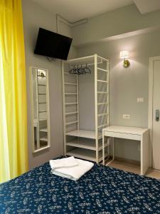 リミニにあるHotel Sissiのベッドルーム1室(ベッド1台、壁掛けテレビ付)