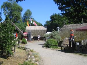 ein Dorf mit Flaggen und ein Gebäude mit einem Weg in der Unterkunft Bernsteinbäder Zimmer in Ostseebad Koserow