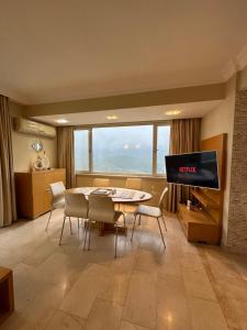 TV a/nebo společenská místnost v ubytování Alanya gold city hotel main building 3 bedroom apartment