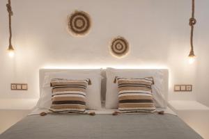 1 dormitorio con 1 cama con 3 almohadas en Feel Breeze en Mykonos ciudad