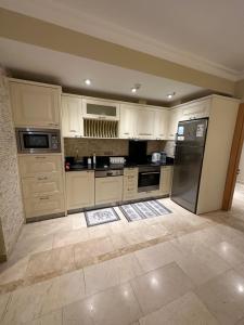 Kuchyň nebo kuchyňský kout v ubytování Alanya gold city hotel main building 3 bedroom apartment