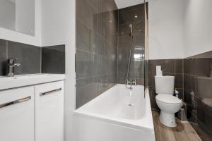Ванная комната в Modern Apartment in South West Wandsworth