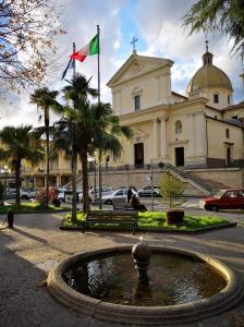 uma fonte em frente a um edifício com uma bandeira em Panta Rei em Lamezia Terme