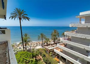 マルベーリャにあるSkol 438 Super One-bedroom Apartment with Sea Viewsの建物から海岸の景色を望めます。