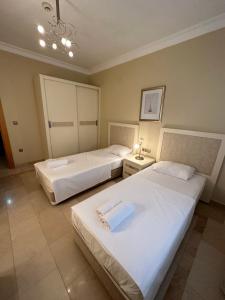 Postel nebo postele na pokoji v ubytování Alanya gold city hotel main building 3 bedroom apartment