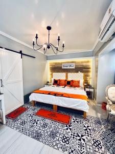 Schlafzimmer mit einem Bett und einem Kronleuchter in der Unterkunft 8 Flags Private House and Hot Spring Pool in Los Baños
