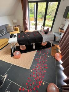ein Wohnzimmer mit einem Tisch und Ballons auf dem Boden in der Unterkunft The Piggery in Cowfold