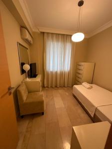 Postel nebo postele na pokoji v ubytování Alanya gold city hotel main building 3 bedroom apartment