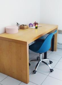 einen hölzernen Schreibtisch mit einem blauen Stuhl daneben in der Unterkunft Castellane 15 minute Vélodrome Vieux-Port Plage in Marseille + 2 Fotos