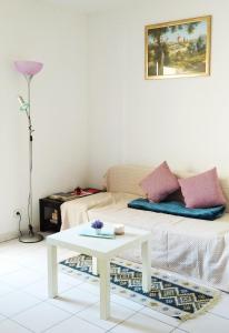 ein Wohnzimmer mit Sofa und Tisch in der Unterkunft Castellane 15 minute Vélodrome Vieux-Port Plage in Marseille