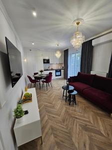 ein Wohnzimmer mit einem Sofa und einem Tisch in der Unterkunft Exclusive Crystal Apartment in Krakau