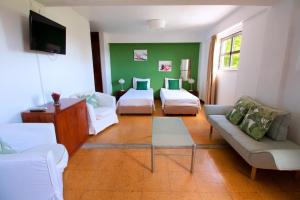 WOT Sintra Sarrazola في سينترا: غرفة معيشة بها سريرين وأريكة