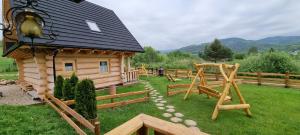 Widok na góry z tego domu w stylu alpejskim