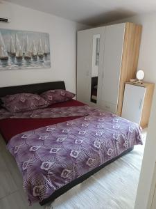 Postel nebo postele na pokoji v ubytování Apartments Tomisa