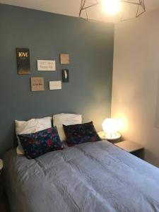 a bedroom with a bed with two pillows on it at Bel appartement 6p Tours Centre in Tours