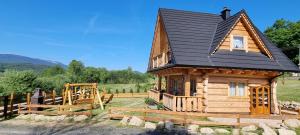 Widok na góry z tego domu w stylu alpejskim