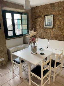 a living room with a white table and chairs at Casa Dulce in Porto do Son