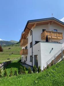 ein Haus mit einem Balkon an der Seite in der Unterkunft WALD-Apart am Rosenhof in Nauders