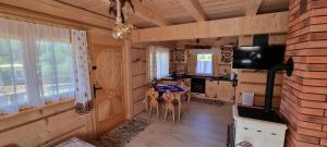 eine Küche und ein Esszimmer in einem Blockhaus in der Unterkunft Góralski Dom z pięknymi widokami na góry in Sosnowka