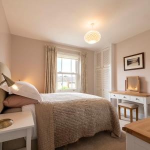 a bedroom with a bed and a window at Norfolk House - Stamford in Stamford