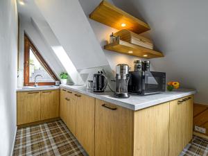 Kuchyňa alebo kuchynka v ubytovaní VisitZakopane - Willa Bajka Apartments