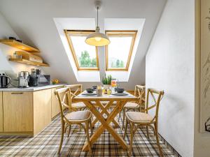 Kuchyňa alebo kuchynka v ubytovaní VisitZakopane - Willa Bajka Apartments