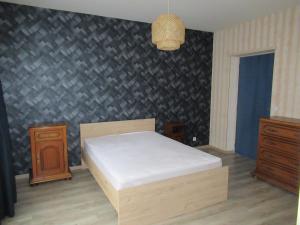 サン・サヴァンにあるLe gîte des fresquesのベッドルーム1室(ベッド1台、ドレッサー2台、ベッドサイドシックス付)