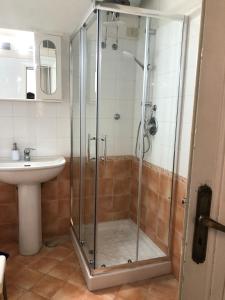 a bathroom with a shower and a sink at Appartamento Indipendenza - Tropea centralissimo in Tropea