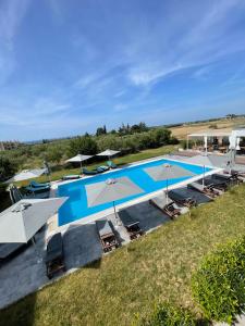 Bazén v ubytování Calda Resort nebo v jeho okolí