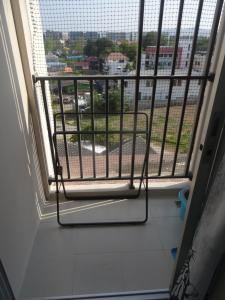 華欣的住宿－Baan Peang Ploen Hill View 7th floor，一间设有窗户的房间,带金属门