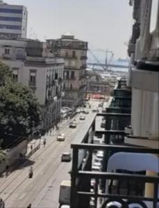 vistas a una calle de la ciudad con coches y edificios en Casa Antonella, en Nápoles