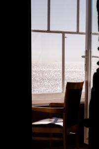 una finestra con vista sull'oceano da una sedia di San Clu Hotel, Bar & Brasserie a Ramsgate