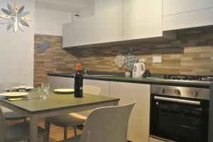 - une cuisine avec une table et une bouteille de vin dans l'établissement Casa Lecci 29, à Volterra