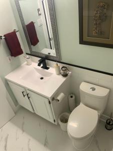 Bilik mandi di LUXURY ROSE COTTAGE ,ABOITEAU BEACH,CAP PELE +66 gambar