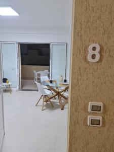 un comedor con mesa y sillas en una habitación en Mediterraneo RELAX HOUSES en Marina di Ragusa